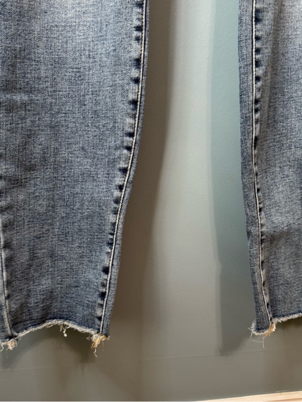Judy Blue Boyfriend Fit Distressed Raw Hem Jeans. Size 16W (actual 31x33) - Picture 6 of 13